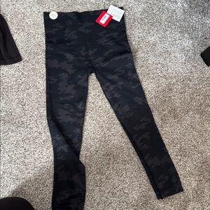 Black Camouflage Leggings Spanx Size M cropped